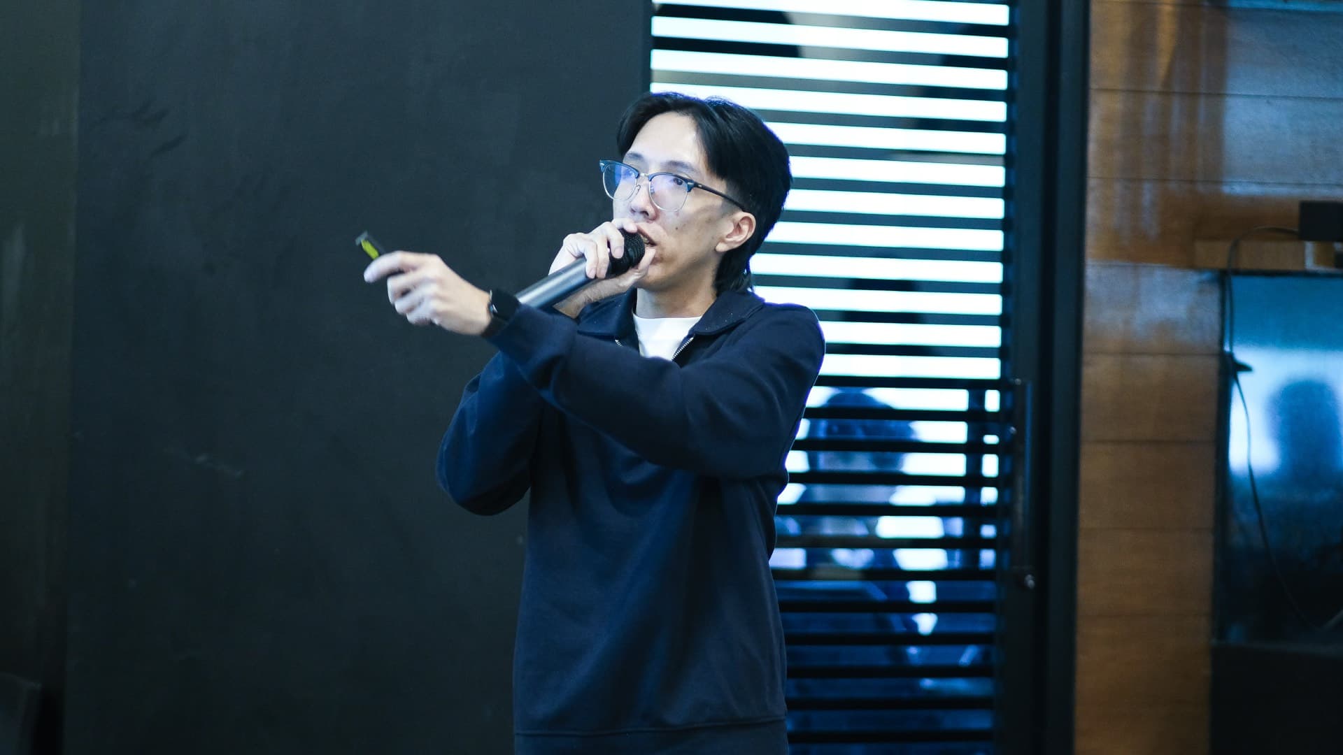 Speaker presenting at Clay Club Manila 6th meetup at Acceler8 Rockwell Makati on combining data science with Clay